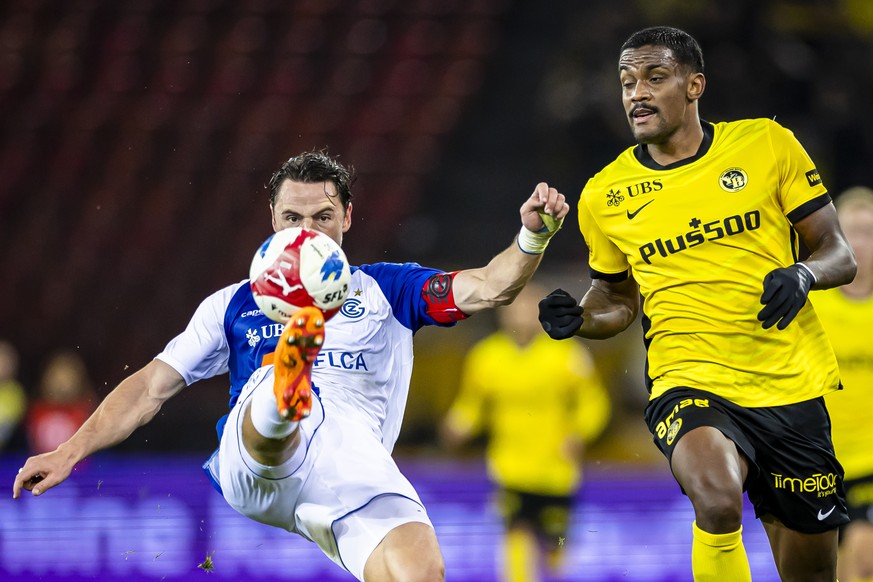 Dirk Abels (GC) (links) kaempft um den Ball mit Sergio Cordova (YB) (rechts) im Fussball Meisterschaftsspiel der Swiss Super League zwischen dem Grasshopper Club Zuerich, GC, und den BSC Young Boys, Y ...