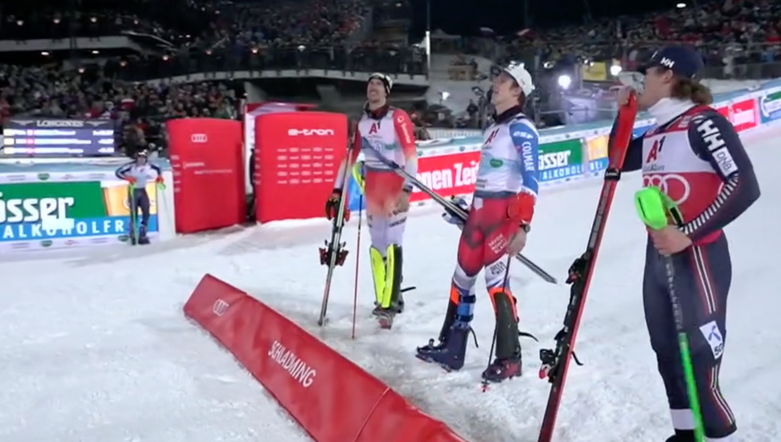 Là-bas au fond, Henrik Kristoffersen ravale sa frustration pendant que les trio gagnant et hilare.