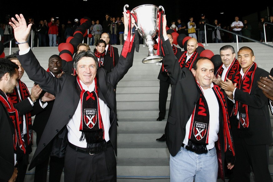 Le president de Neuchatel Xamax FC, Sylvio Bernasconi, droite, et son entraineur Gerard Castella, gauche, brandissent la coupe de champion 2006-2007 de Challenge League et egalement fetent leur promot ...