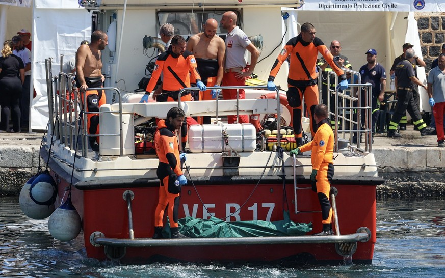 epaselect epa11561451 The lifeless body of the sixth missing person, Hannah Lynch, is brought ashore by fire brigade divers, in Porticello, near Palermo, Sicily, Italy, 23 August 2024. The body of the ...