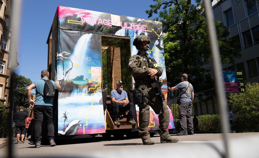 La police a surveillé de près les Love Mobiles en raison de la menace terroriste. Près de 920 000 fans ont assisté au défilé de rue de cette année à Zurich. 10 août 2024. Zurich, Suisse.