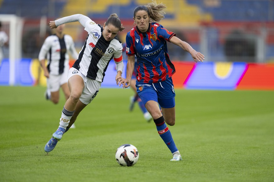 Die Baslerin Milena Nikolic, rechts, im Duell mit Zuerichs Naomi Megroz im Fussball Meisterschaftsspiel der Women?s Super League zwischen dem FC Basel Frauen und dem FC Zuerich Frauen, am Freitag, 13. ...