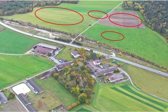 Tronçon de l’A9 à travers le bois de Finges - Début de l’enlèvement du sol pour les fouilles archéologiques à Pfyngut. Les fouilles archéologiques sont exécutées en quatre étapes (cercles rouges) dura ...