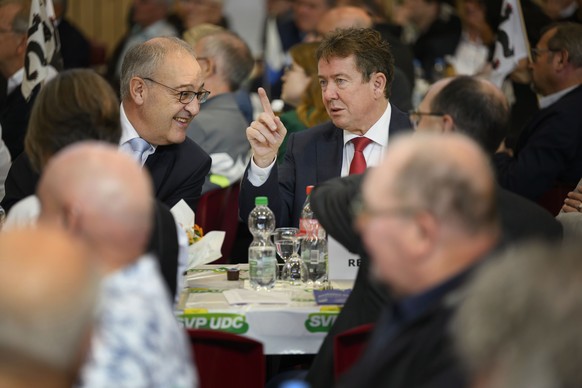 Bundesrat Guy Parmelin (links) spricht mit Bundesrat Albert Roesti, an der Delegiertenversammlung der Schweizerischen Volkspartei SVP, fotografiert am Samstag, 25. Oktober 2025 in Wimmis. (KEYSTONE/Ch ...