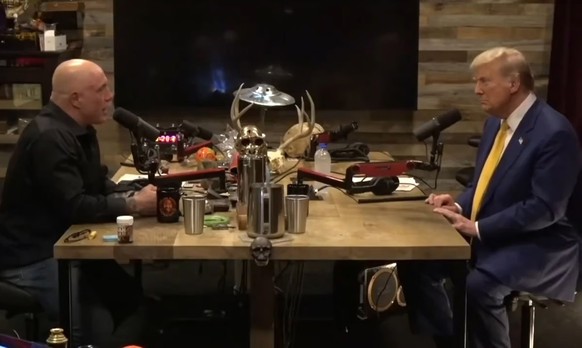 Donald Trump avec le podcasteur américain Joe Rogan.