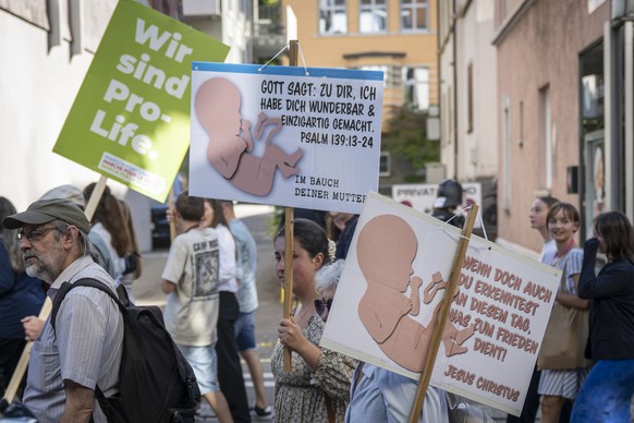 Abtreibungsgegner protestieren an der &quot;Marsch fuers Laebe&quot; Kundgebung, am Samstag, 20. September 2025 in Zuerich Oerlikon.