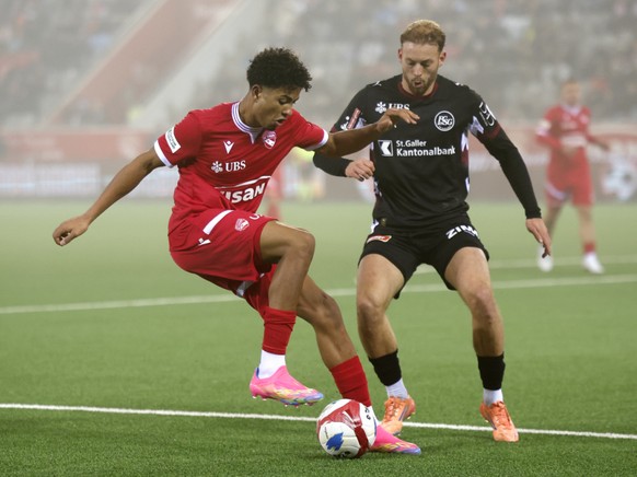 Ethan Meichtry (en rouge) réussit une excellente saison avec Thoune