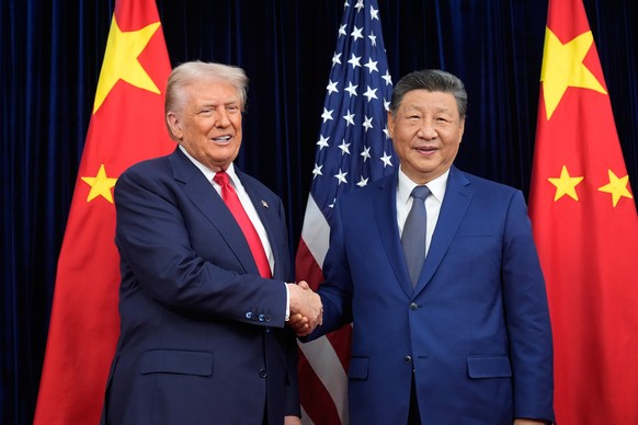 KEYPIX - President Donald Trump, left, and Chinese President Xi Jinping shake hands before their meeting at Gimhae International Airport in Busan, South Korea, Thursday, Oct. 30, 2025. (KEYSTONE/AP Ph ...