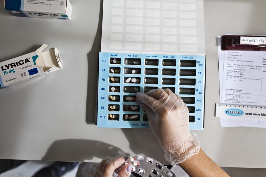 Pharmaceutical assistant Sarah Senn prepares blister packs with drugs at the Pharmacy Wyss in Baden in the Canton of Aargau, pictured on July 13, 2012. (KEYSTONE/Gaetan Bally) 

Die Pharma-Assistentin ...