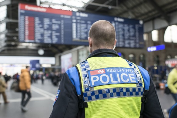 An officer of the Swiss Federal Railways Transport Police at Zurich Main Station, Switzerland, pictured on January 28, 2015. (KEYSTONE/Christian Beutler)