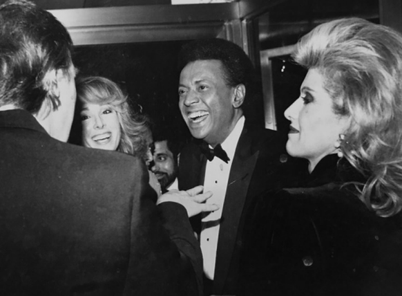 E. Jean Carroll et son mari de l'époque, l'ancien présentateur new-yorkais John Johnson, en pleine conversation avec Donald Trump et sa première femme, Ivana, vers 1987.