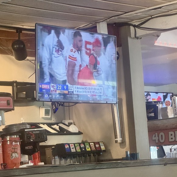 En Floride, en face du Daytona International Speedway, il y a un Hooters. Un vrai. En bois, façon saloon-diner, avec des télés sur tous les murs, des ailes de poulet tièdes, et des serveuses dans des  ...