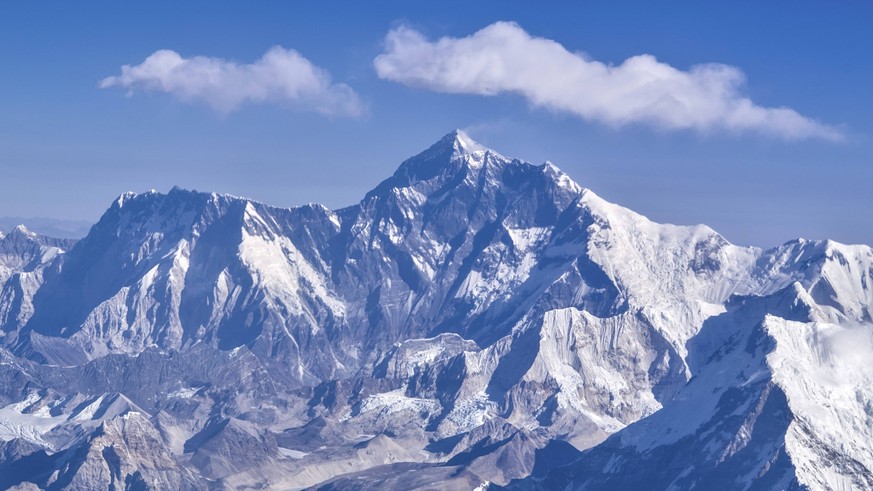 Beeindruckende schneebedeckte Berge des Himalayas unter klarem Himmel, Blick auf Mt. Everest, Himalaya, Nepal Impressive snow-capped mountains of the Himalayas under clear skies, views of Mt. Everest, ...