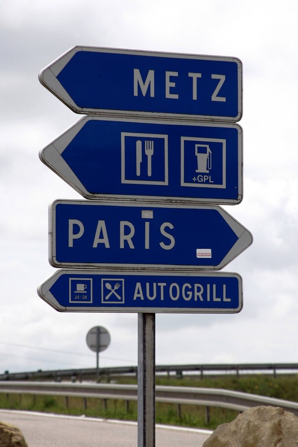 Bildnummer: 52596590 Datum: 20.06.2008 Copyright: imago/Ralph Peters
Wegweiser nach Metz, zu einer Tankstelle mit Restaurant, nach Paris und zu einer Autogrill-Raststätte an der Autobahn A4 bei Metz i ...