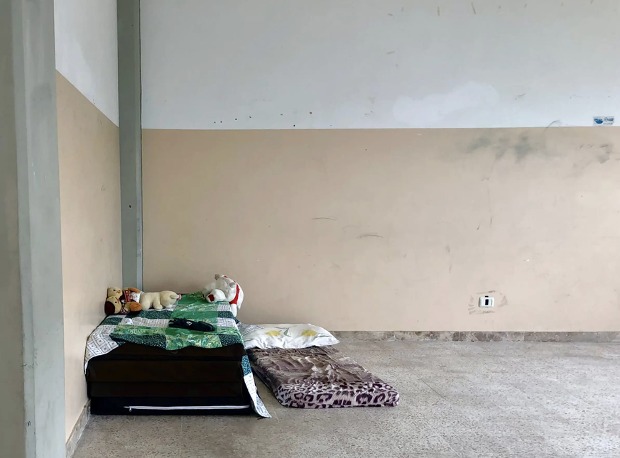 Un lit dans un centre d&#039;hébergement.