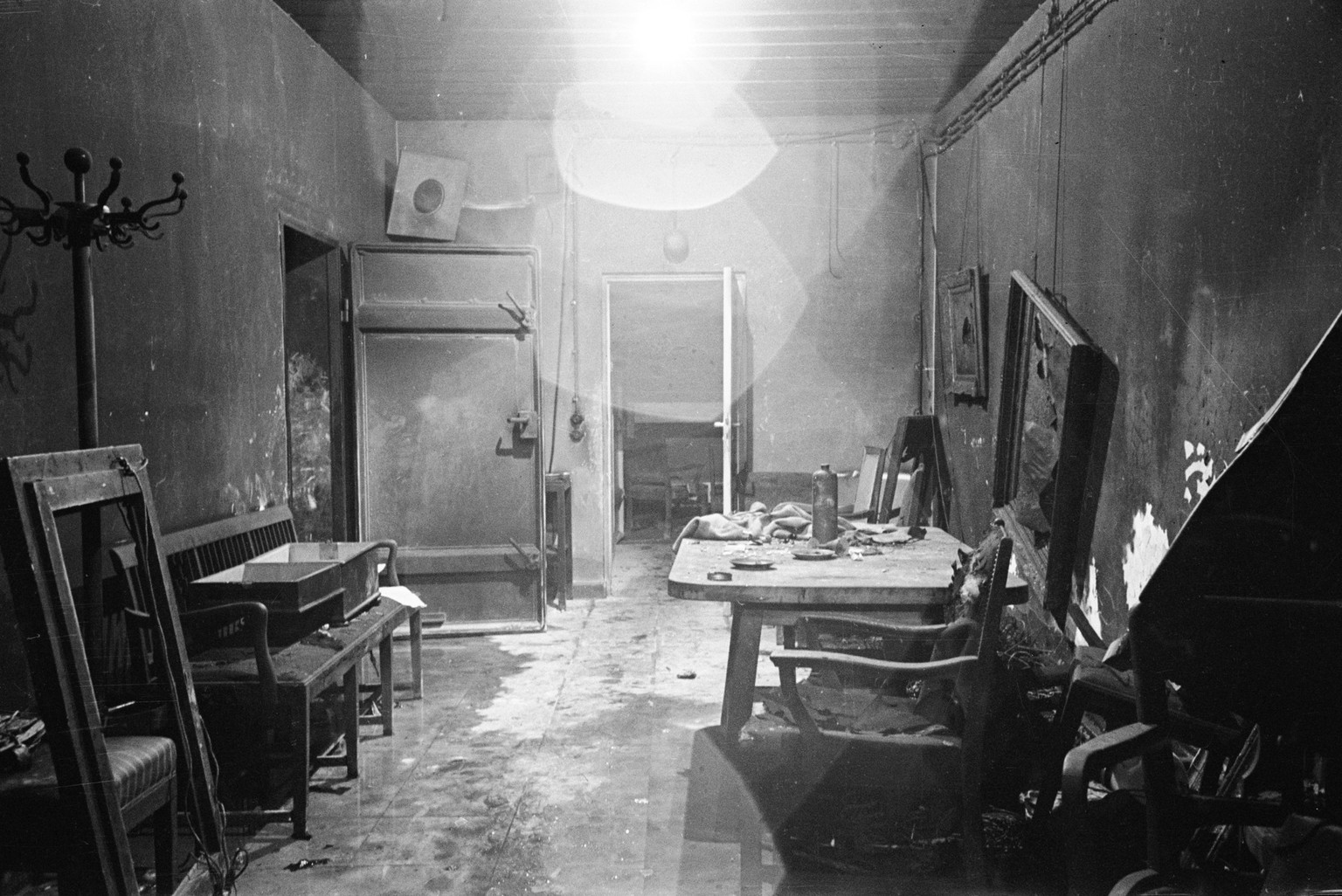 La salle de conférence du centre de commandement du Führer Adolf Hitler, partiellement brûlée par les troupes SS et dépouillée par les envahisseurs russes, dans le bunker situé sous la chancellerie du ...