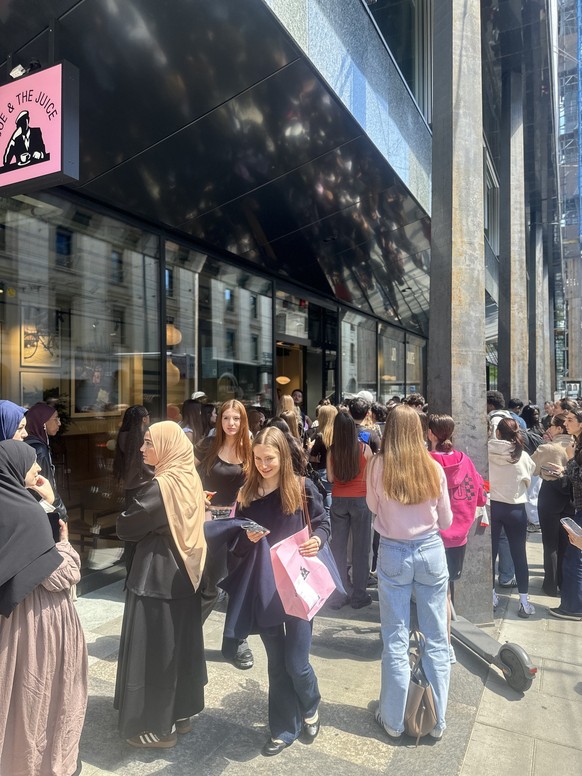 Malgré la cohue, certains chanceux parvenaient tout de même à repartir avec le précieux sac rose.