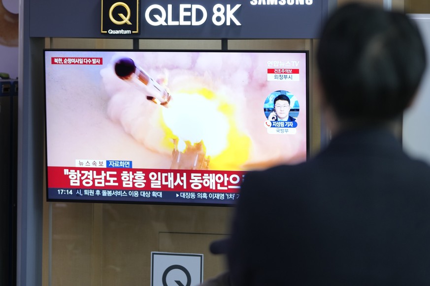 Séoul, un écran de télévision rapportant le lancement de missiles de la Corée du Nord.