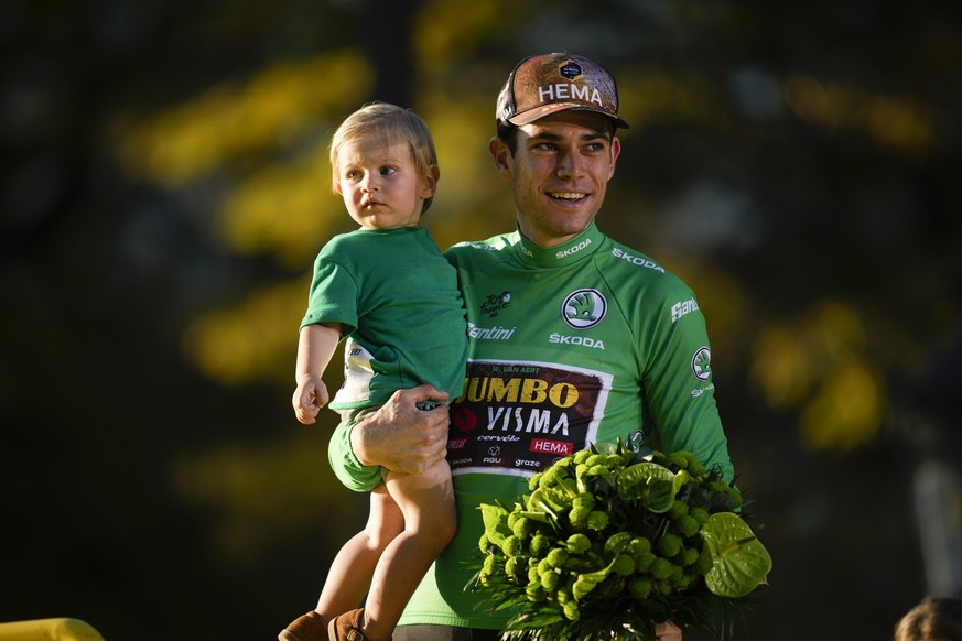 Le maillot vert Wout van Aert avec son fils George.