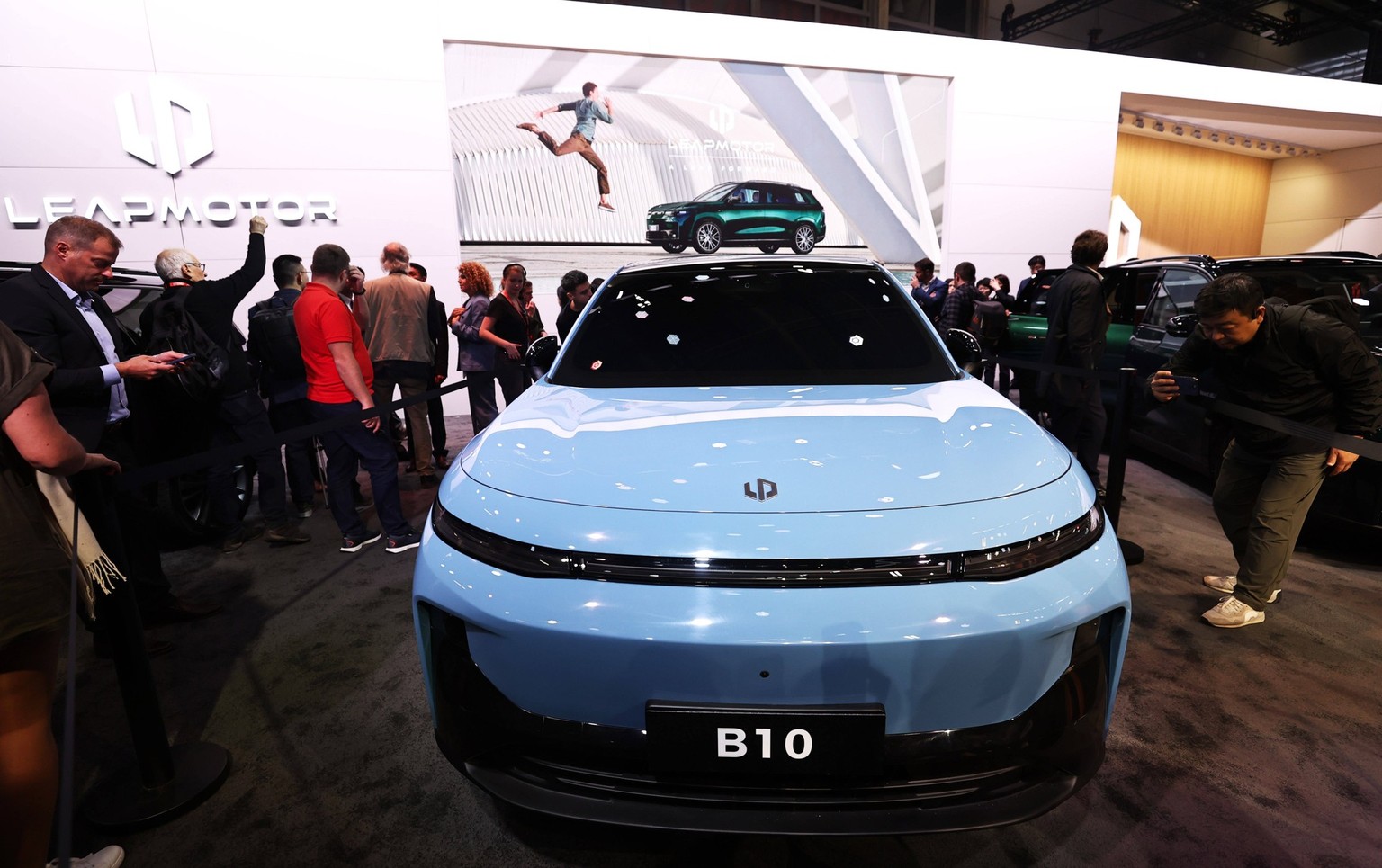 241015 -- PARIS, Oct. 15, 2024 -- People visit the pavilion of Chinese carmaker Leapmotor at the 2024 Paris Motor Show during the media day in Paris, France, Oct. 14, 2024. The 2024 Paris Motor Show k ...