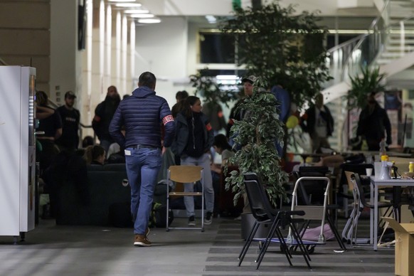 Des etudiants pro-palestiniens sont arretes par la police et emmenes dans des fourgons dans le garage de Uni Mail (UNIGE) lieu d&#039;occupation des etudiants pro-palestiniens de l&#039;universite de  ...