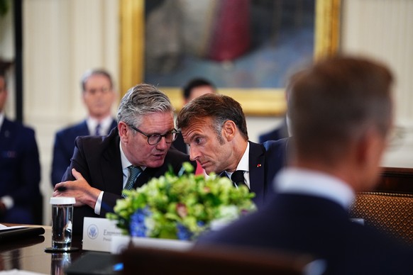 epa12308679 French President Emmanuel Macron (R) and British Prime Minister Keir Starmer participate in a Multilateral Meeting with European Leaders in the East Room of the White House in Washington,  ...