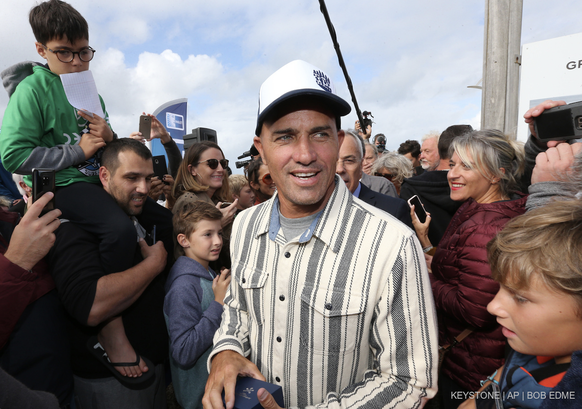 Le surfeur Kelly Slater, entouré de fans, laisse son empreinte sur une dalle de ciment à Anglet surf avenue en octobre 2019.