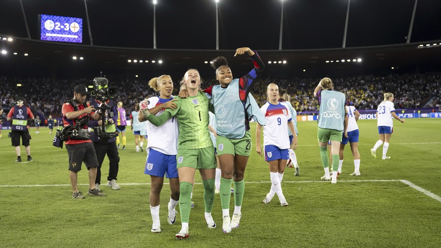 England&#039;s Lauren James, left, and goalkeepers Hannah Hampton (1) and Khiara Keating celebrate after winning in a penalty shootout at the Women&#039;s Euro 2025 quarterfinals soccer match between  ...