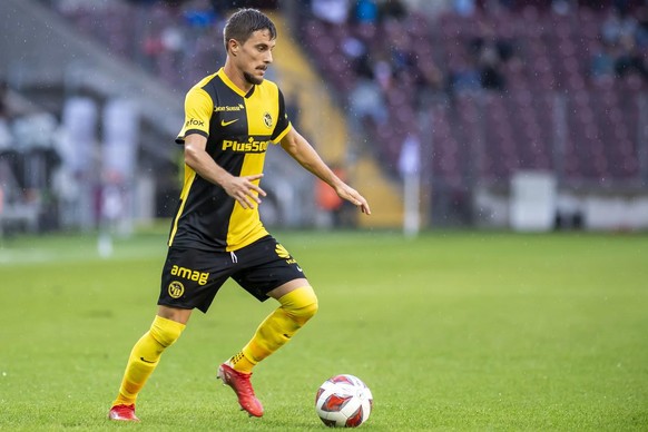 Le defenseur bernois Quentin Maceiras, en action, lors de la rencontre de football de Super League entre le Geneve Servette FC et le BSC Young Boys, ce dimanche 3 octobre 2021 au stade de Geneve. (KEY ...