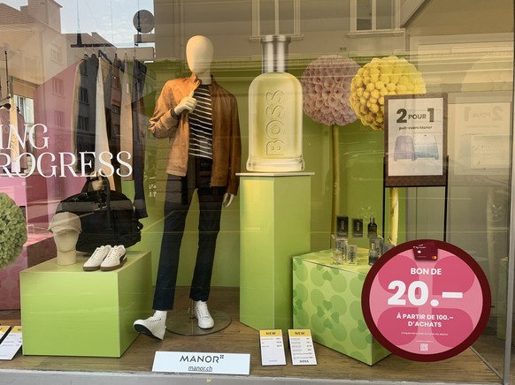 Une vitrine de Manor à Delémont.