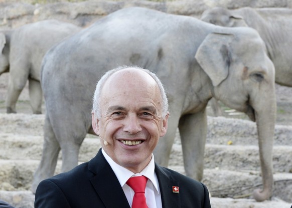 Bundesrat Ueli Maurer strahlt anlaesslich der Eroeffnungsfeier fuer den Kaeng Krachan Elfantenpark im Zuercher Zoo, am Donnerstag, 5. Juni 2014 in Zuerich. (KEYSTONE/Steffen Schmidt)