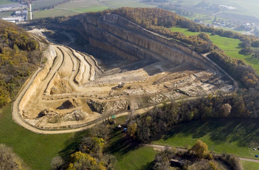 La carriere du Mormont exploitee par le cimentier Holcim ou la ZAD de la Colline (Zone A Defendre) s&#039;est installee par des militants ecologistes en bout de carriere sur le plateau de la Birette c ...