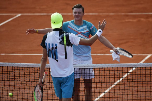 Dominic Stricker (de face) et Leandro Riedi se félicitent après leur finale à Roland-Garros en octobre 2020.