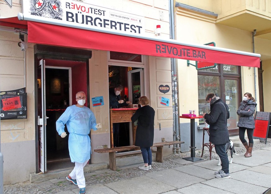 16.04.2021, Berlin: Der Besitzer einer Bar im Bezirk Friedrichshain hat seine durch die Coronapandemie bedingt geschlossene Einrichtung dem Kinderarzt Steffen L