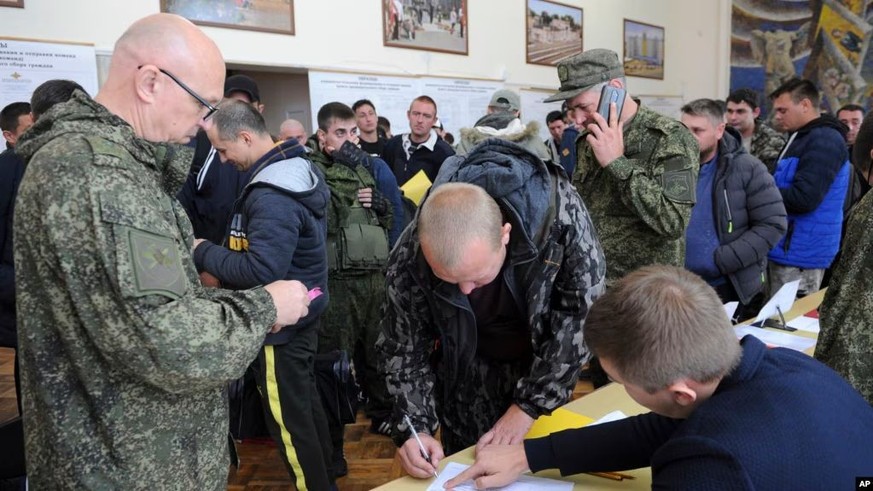 Russische Freiwillige in Rostow am Don. 
https://www.rferl.org/a/russia-war-recruitment-soars-with-record-bonuses/33383051.html