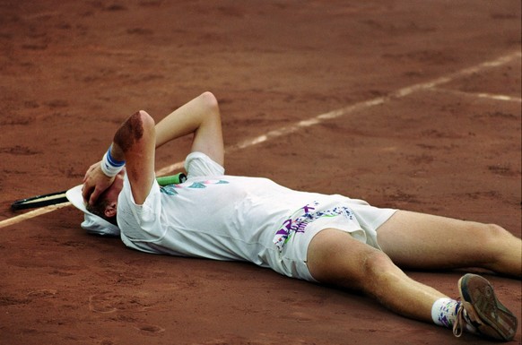 Nach seinem Final-Sieg liegt der Schweizer Tennisspieler Marc Rosset im August 1992 am Boden und kann es kaum glauben: Marc Rosset gewinnt die Goldmedaille an den Olympischen Sommerspielen in Barcelon ...