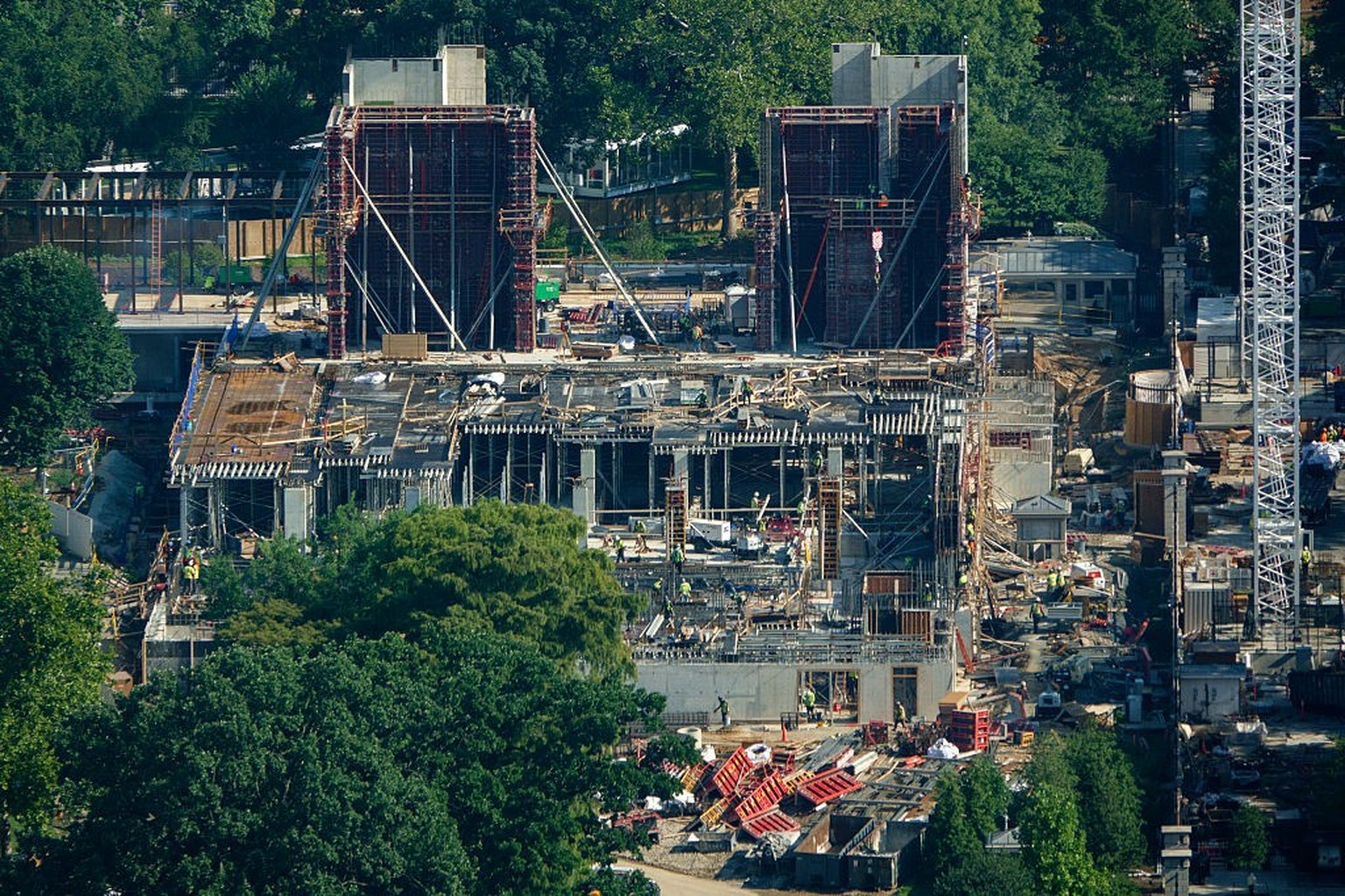 Donald Trump veut doter la Maison-Blanche d’une salle de bal monumentale capable d’accueillir jusqu’à 1000 personnes. La Cour suprême vient d’autoriser la poursuite des travaux jusqu’à nouvel ordre. ( ...