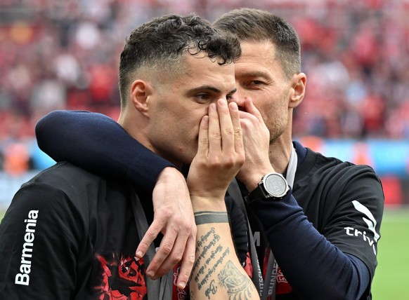 18.05.2024, Nordrhein-Westfalen, Leverkusen: Fußball, Bundesliga, Bayer Leverkusen - FC Augsburg, 34. Spieltag, BayArena, Leverkusens Granit Xhaka (l) und Trainer Xabi Alonso sprechen am Rande der Mei ...