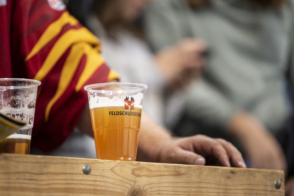 Ein Zuschauer hat einen Plastikbecher Bier vor sich, im Eishockey Qualifikations-Spiel der National League, zwischen den SCL Tigers und dem EHC Biel, am Freitag, 23. September 2022, im Ilfisstadion in ...