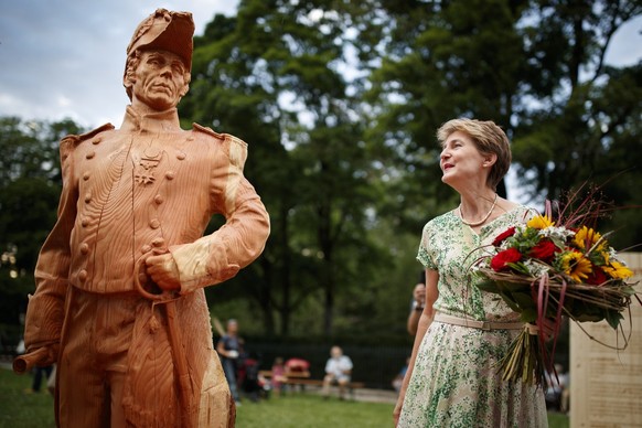 La Conseillere Federale Simonetta Sommaruga pose aux cotes d'une statue en bois "Woodvetia" du General Guillaume Henri Dufour lors de la fete nationale du Val-de-Travers ce lundi 31 jui ...