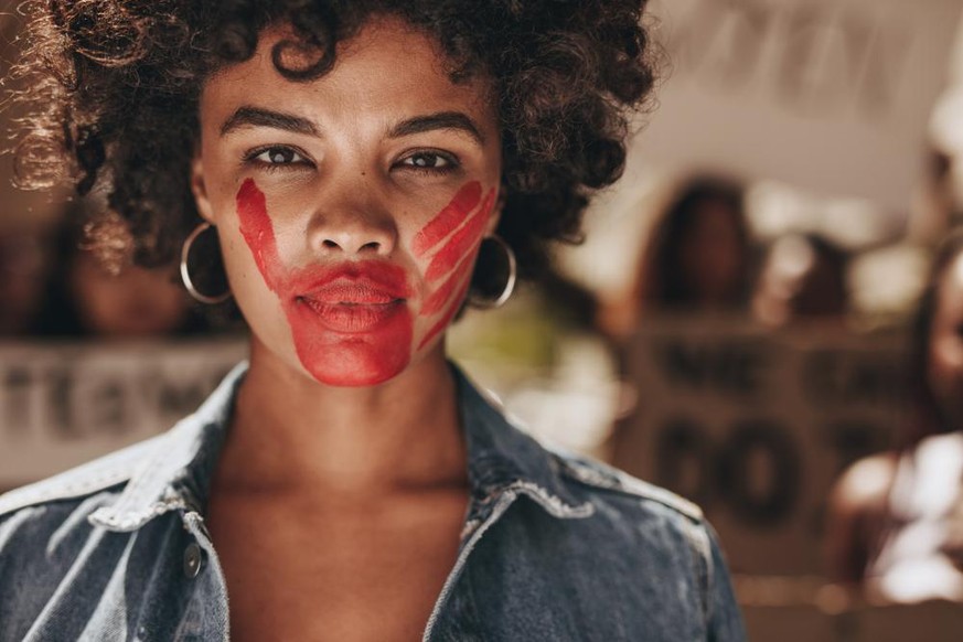 ONU femmes main rouge violences filles