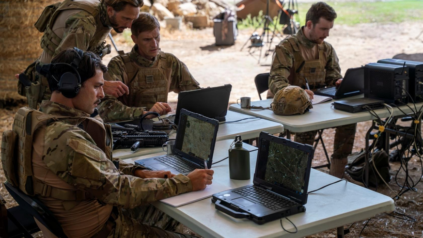 Thales présente HexaForce, une alternative européenne au logiciel militaire de Palantir. Son objectif: réduire la dépendance stratégique de l’Otan aux Etats-Unis.