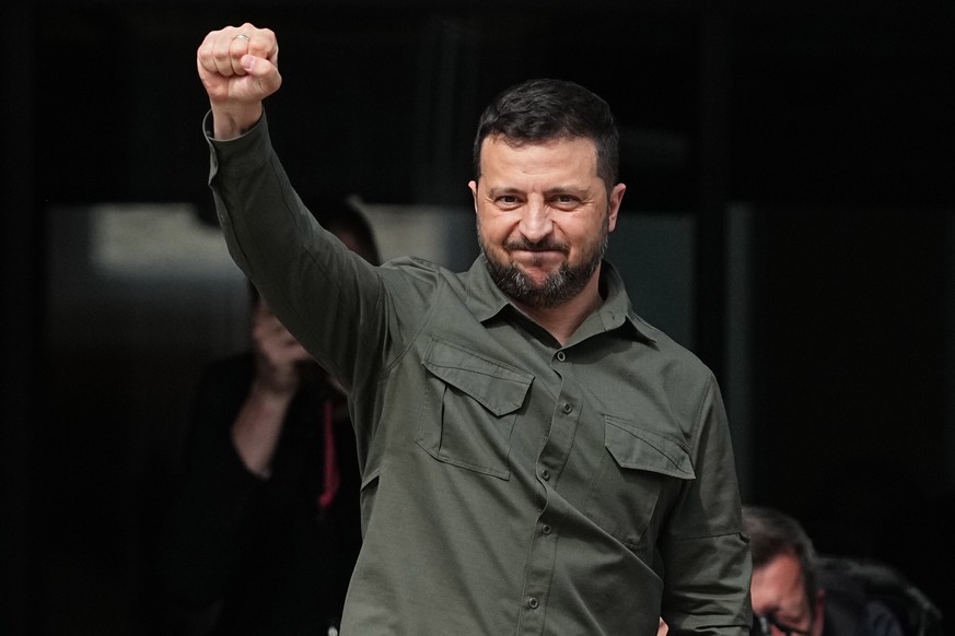 Le président ukrainien Volodymyr Zelensky, poing levé, juste après un discours prononcé au Danemark.