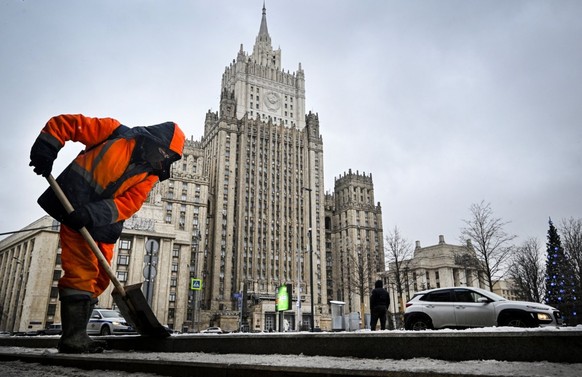 Un employé municipal déblaye la neige devant le siège du ministère russe des Affaires étrangères à Moscou, le 14 janvier 2025. (Photo d'archive)