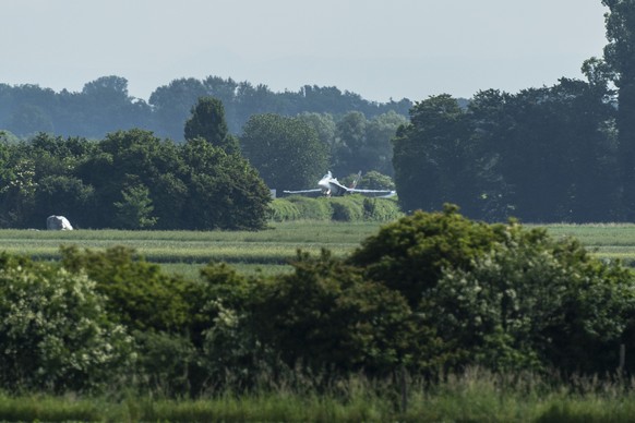 Ein Kampfflugzeugen des.Typs F/A-18 landet auf der Autobahn A1 bei Payerne bei der Armeeuebeung Alpha Uno, am Mittwoch, 5. Juni 2024, auf dem Autobahnabschnitt A1 in Payerne. Seit den 70er Jahren sper ...
