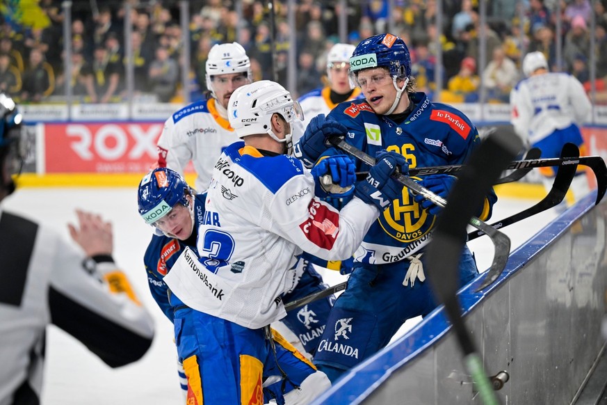 Le Zougois Jan Kovar (à gauche) se frottant au Davosien Simon Knak.