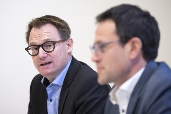 Urs Furrer, Direktor Schweizerischer Gewerbeverband sgv, links, spricht neben Maurus Blumenthal, Direktor Buendner Gewerbeverband, rechts, waehrend einer Medienkonferenz des Schweizerischen Gewerbever ...