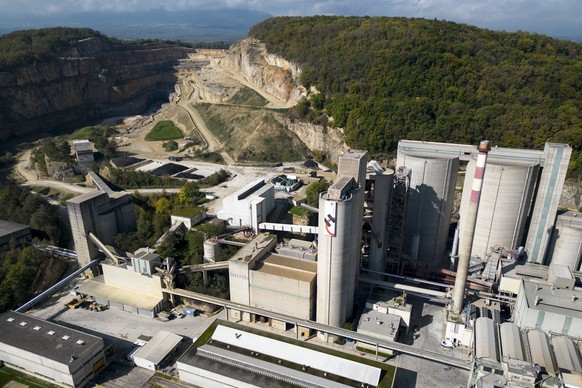 La cimenterie Holcim photographiee devant la carriere du Mormont lors d&#039;une conference de presse de la presentation des objectifs environnementaux Holcim Suisse 2030 ce lundi 10 octobre 2022 a la ...