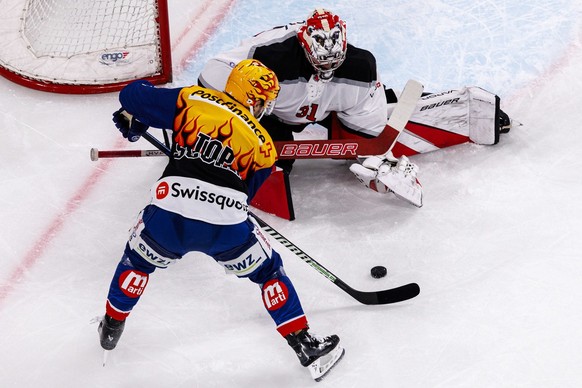 ZSC Lions PostFinance Top Scorer Denis Malgin gegen Lausanne HC Torhueter Connor Hughes waehrend Spiel 7 (Belle/Finalissima) im Eishockey-Playoff-Final der National League zwischen den Teams ZSC Lions ...