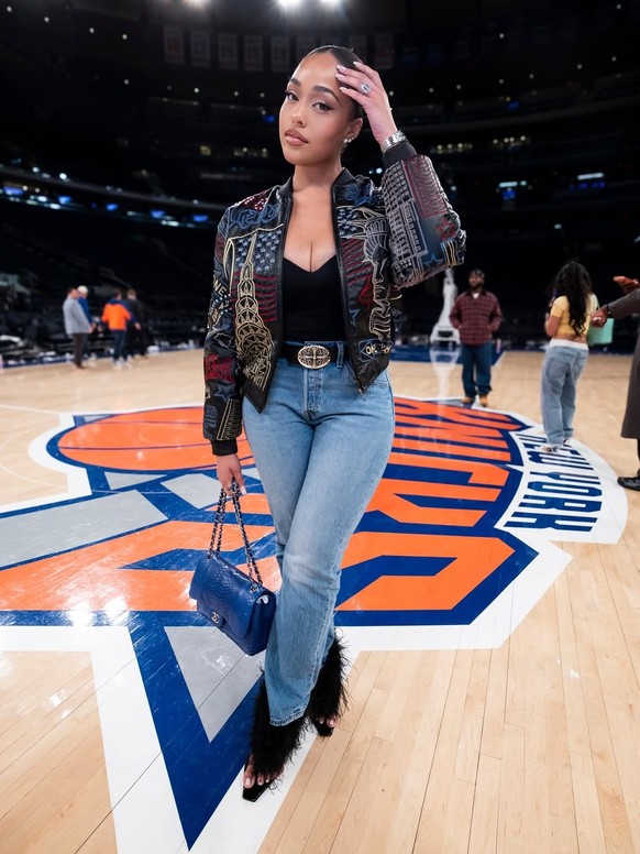 Jordyn Woods, fiancée au joueur vedette Karl-Anthony Towns, porte souvent des pièces de haute couture au bord du terrain.
